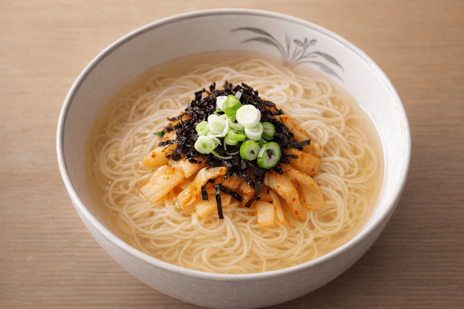 잔치국수 멸치육수 소면 김치고명