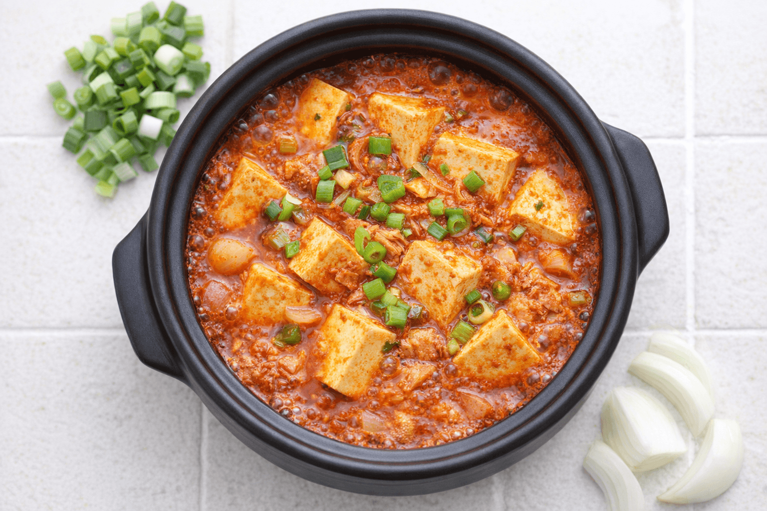 참치두부찌개 뚝배기 음식 사진