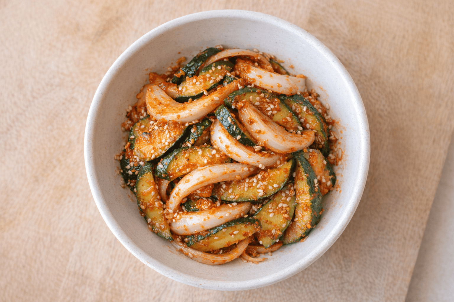 水っぽくならない裏技！食感抜群の韓国風ピリ辛キュウリと玉ねぎの和え物