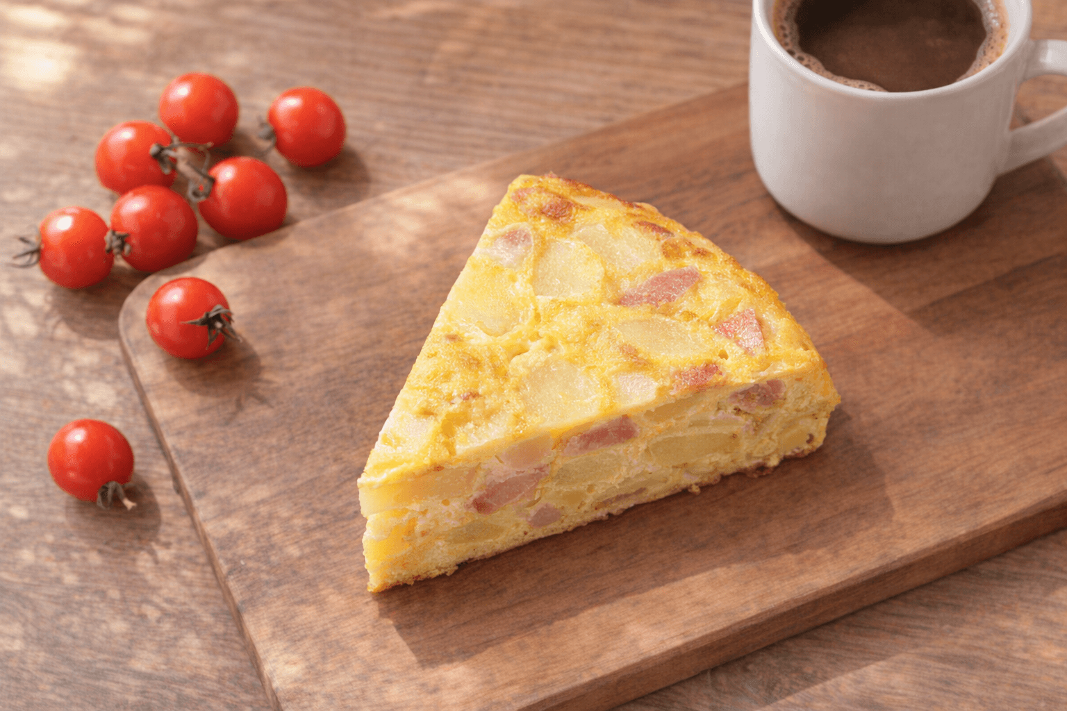 두툼한 스페인식 감자 오믈렛