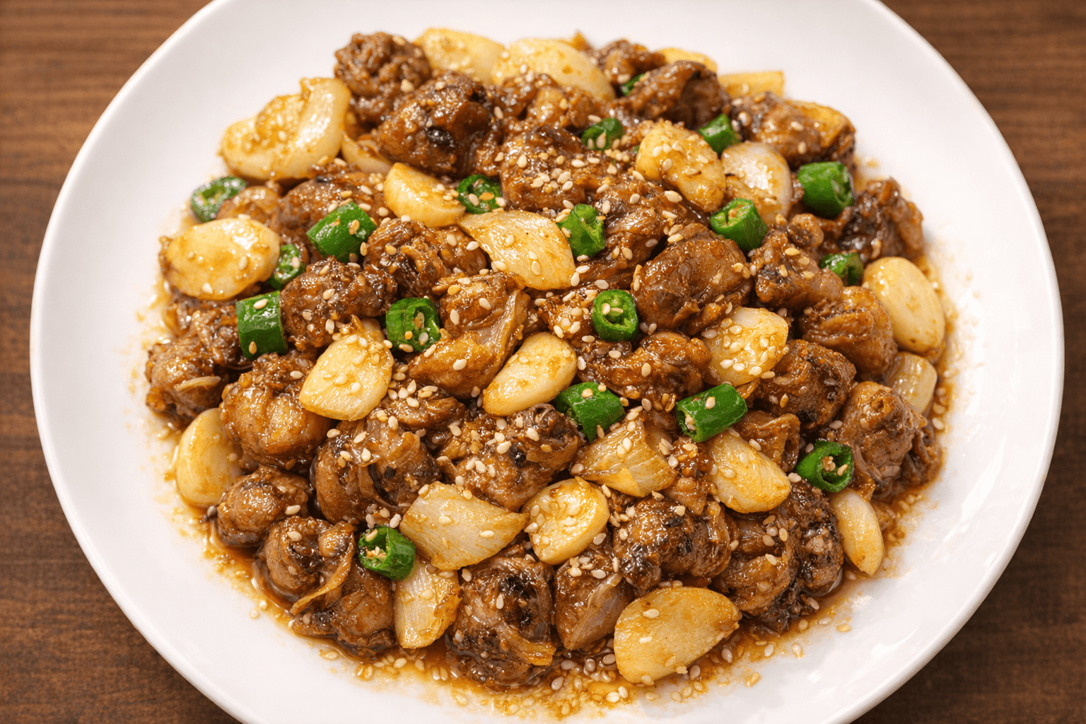 마늘 골뱅이 볶음 요리 접시