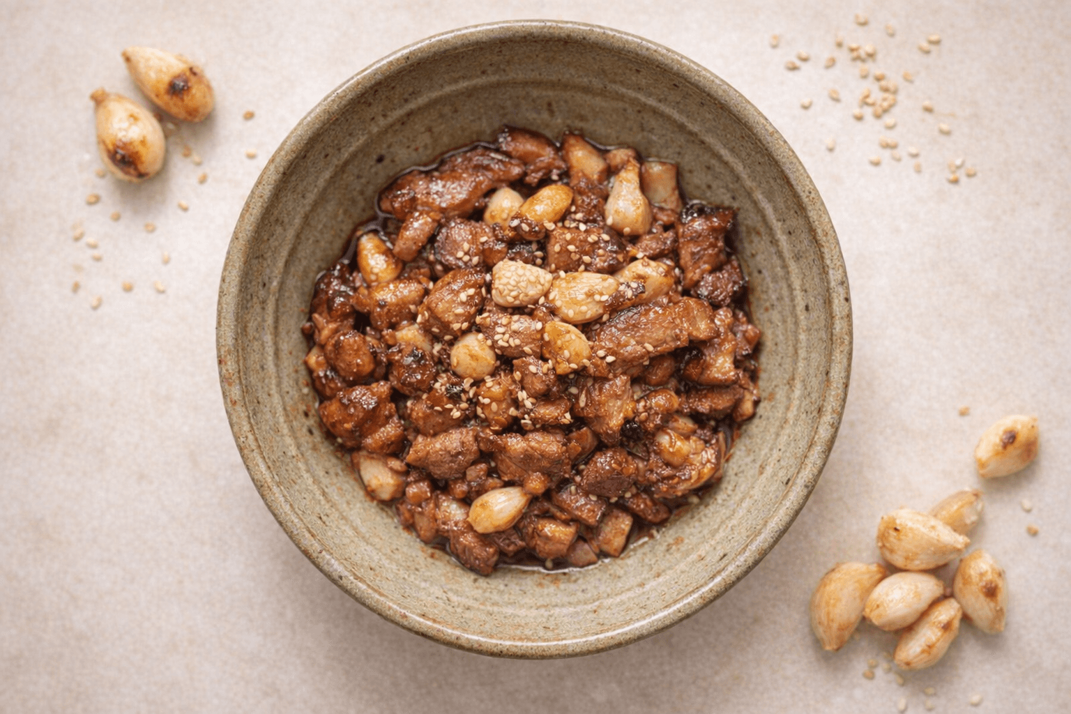 ご飯が止まらない！甘辛ダレが絶品「豚肉のニンニク醤油煮」の黄金レシピ