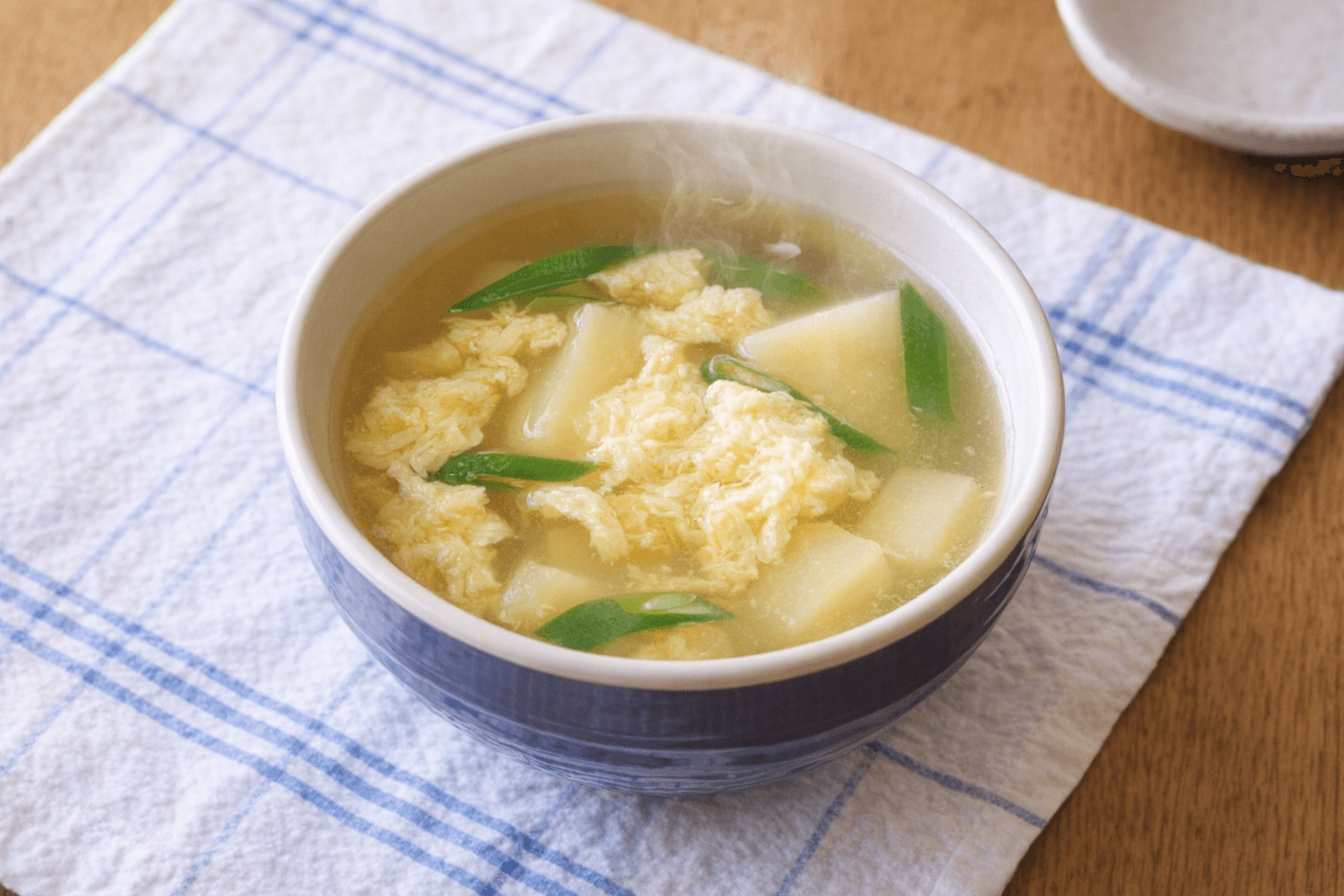 맑고 따뜻한 계란감자국 그릇