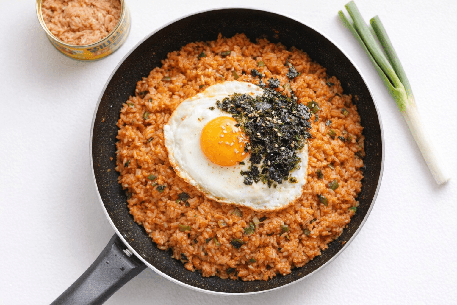 반숙 달걀이 올라간 고추장 참치 볶음밥