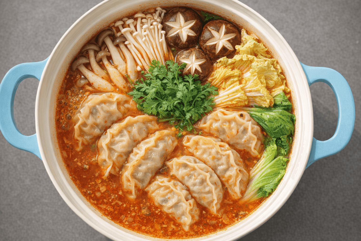 旨辛スープがたまらない！絶品「マンドゥ（餃子）きのこ鍋」の黄金レシピ