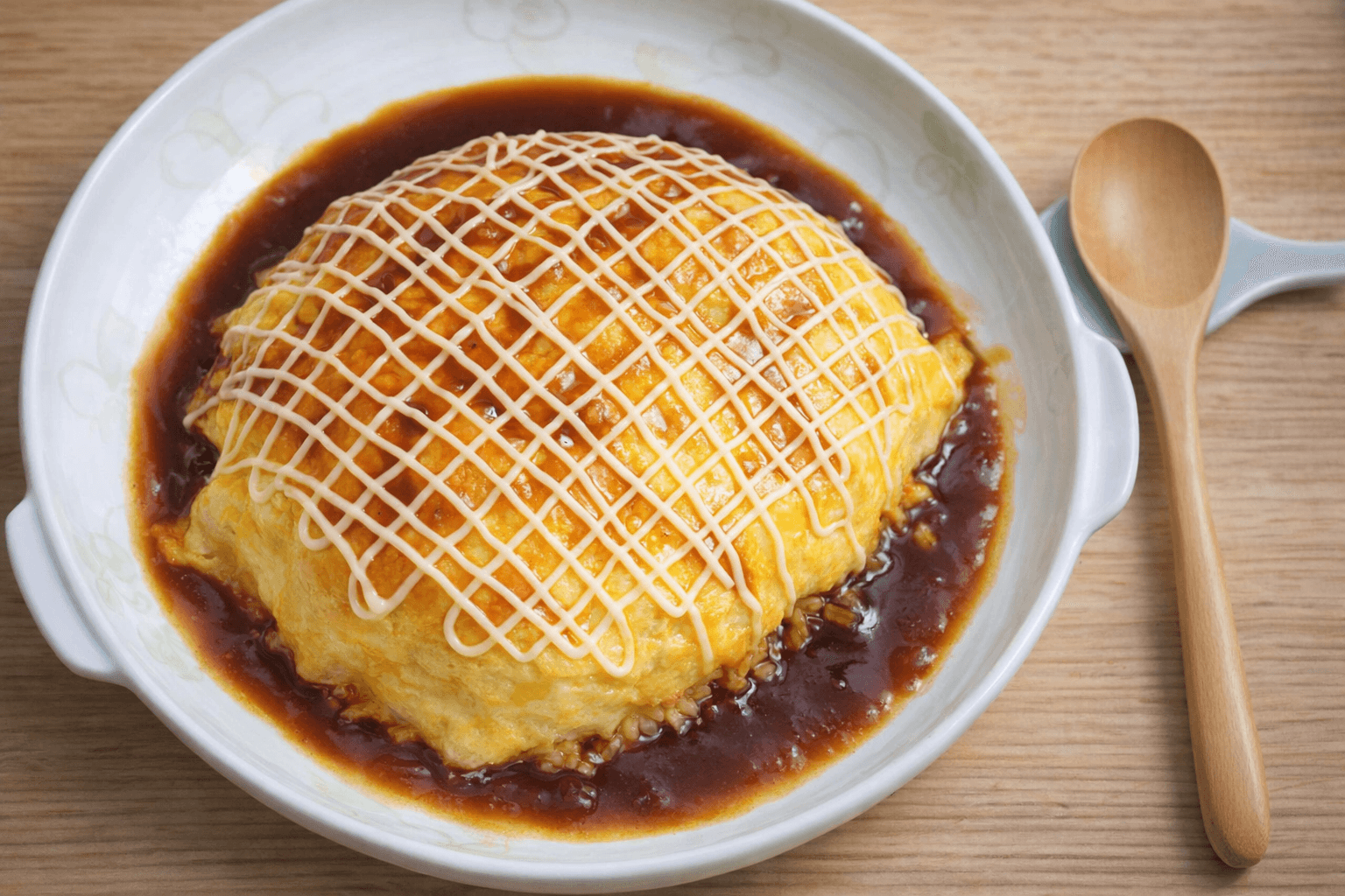 특제 소스를 얹은 오므라이스