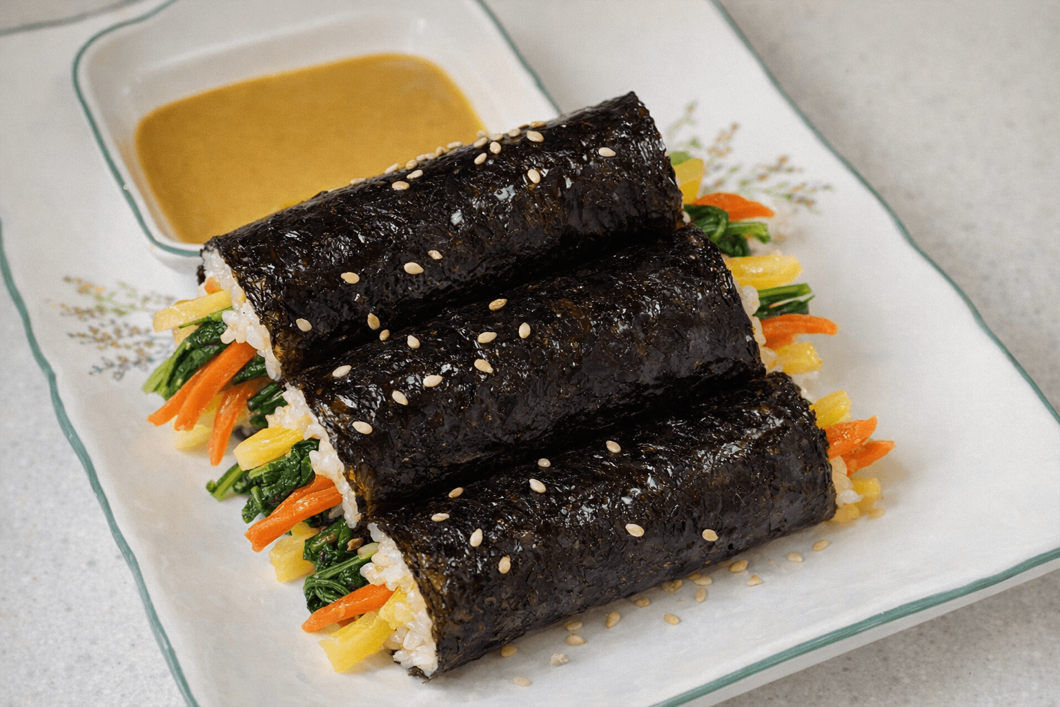 특제 겨자소스를 곁들인 마약김밥