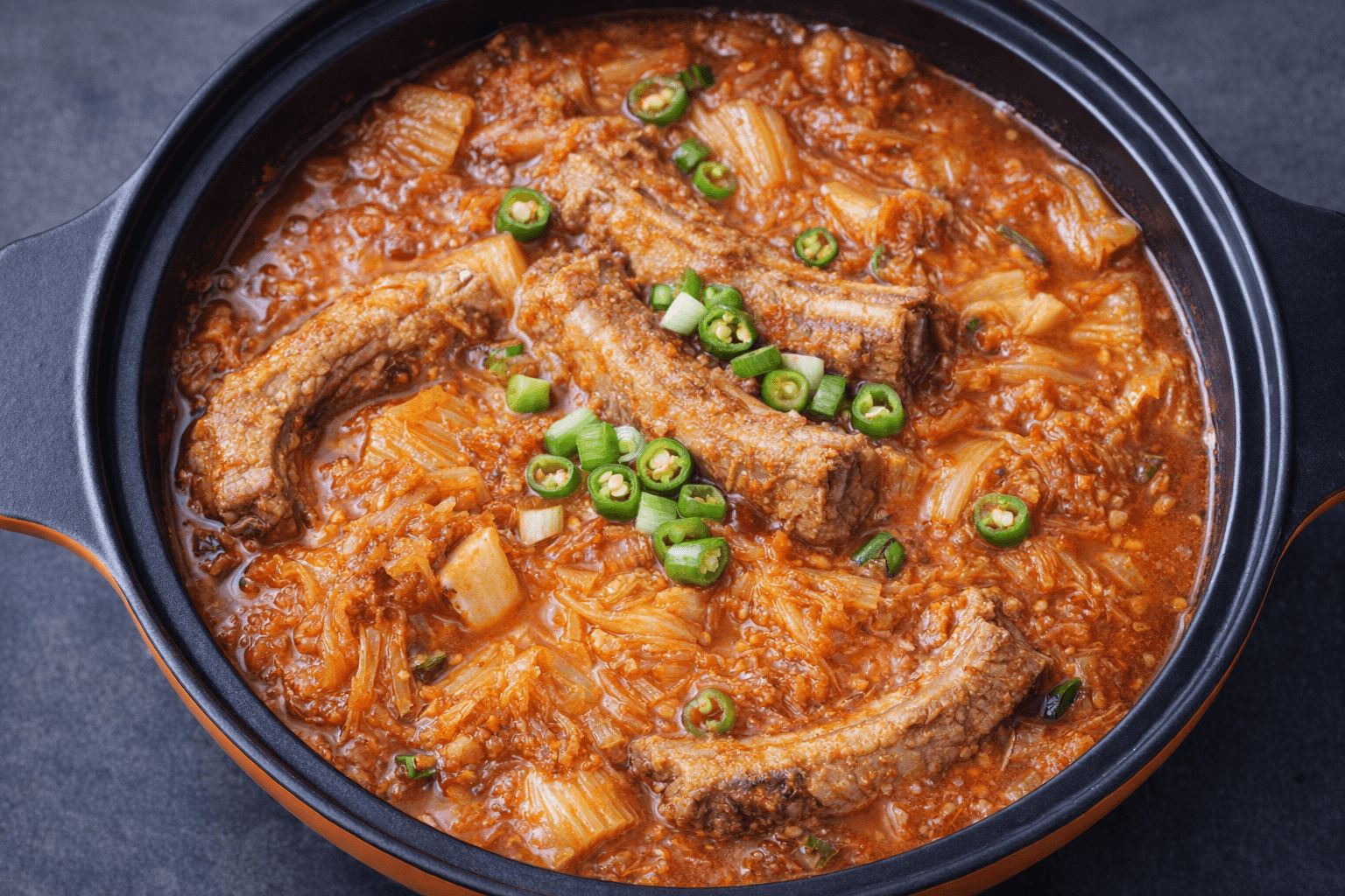 등갈비김치찜 전골냄비 요리