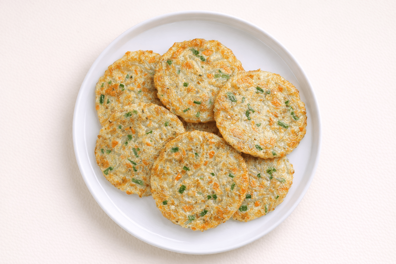 노릇하게 구워진 당면 계란 만두전