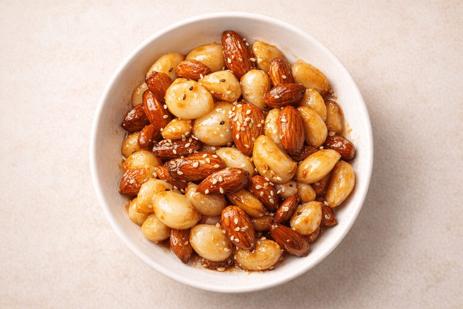 甘じょっぱくてご飯が止まらない！ニンニク嫌いも虜になる魔法の「ニンニクとアーモンドの甘辛煮」レシピ