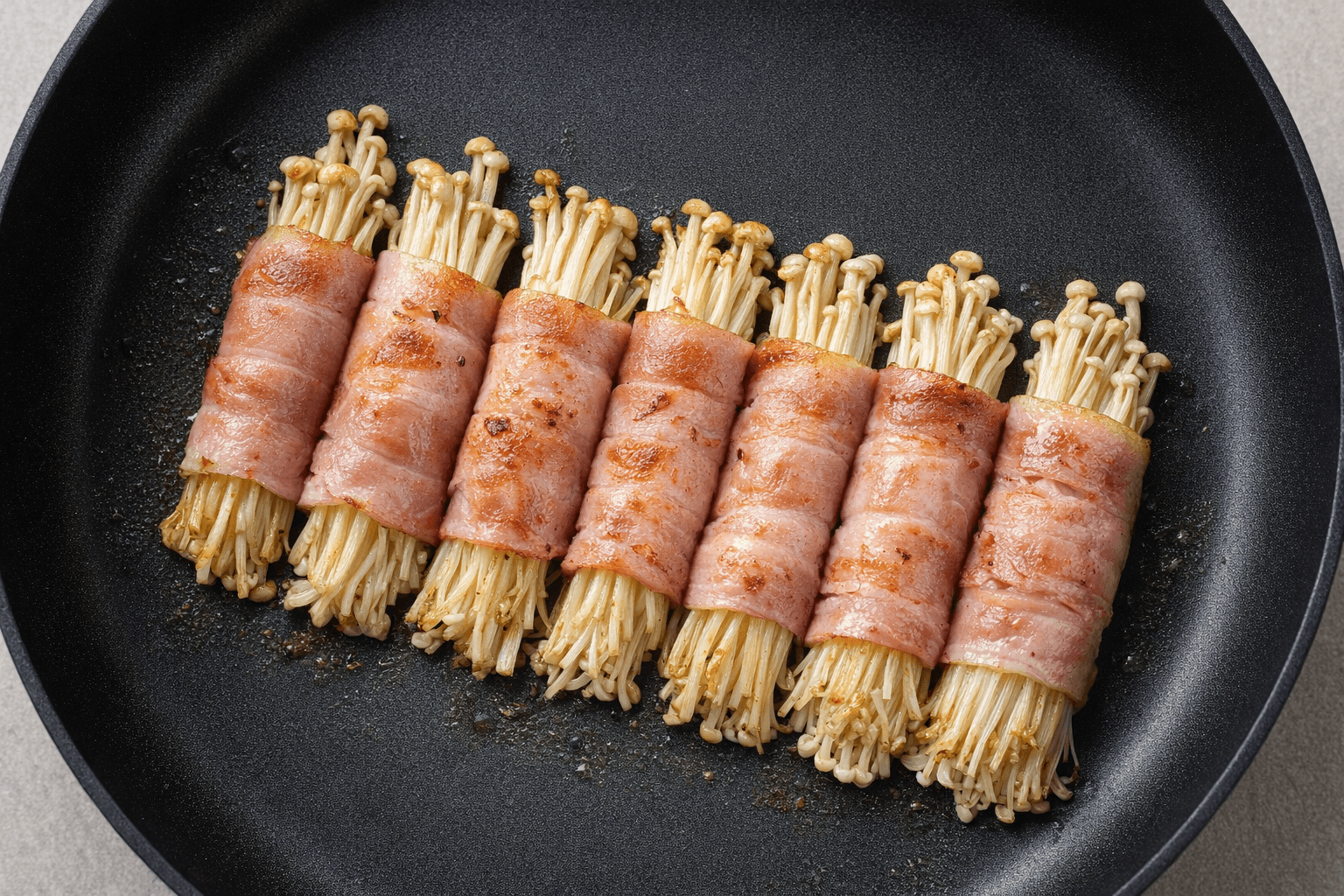 10분 만에 뚝딱! 식비 절약은 덤, 무조건 칭찬받는 환상의 밥도둑 '팽이버섯 베이컨말이' 황금 레시피