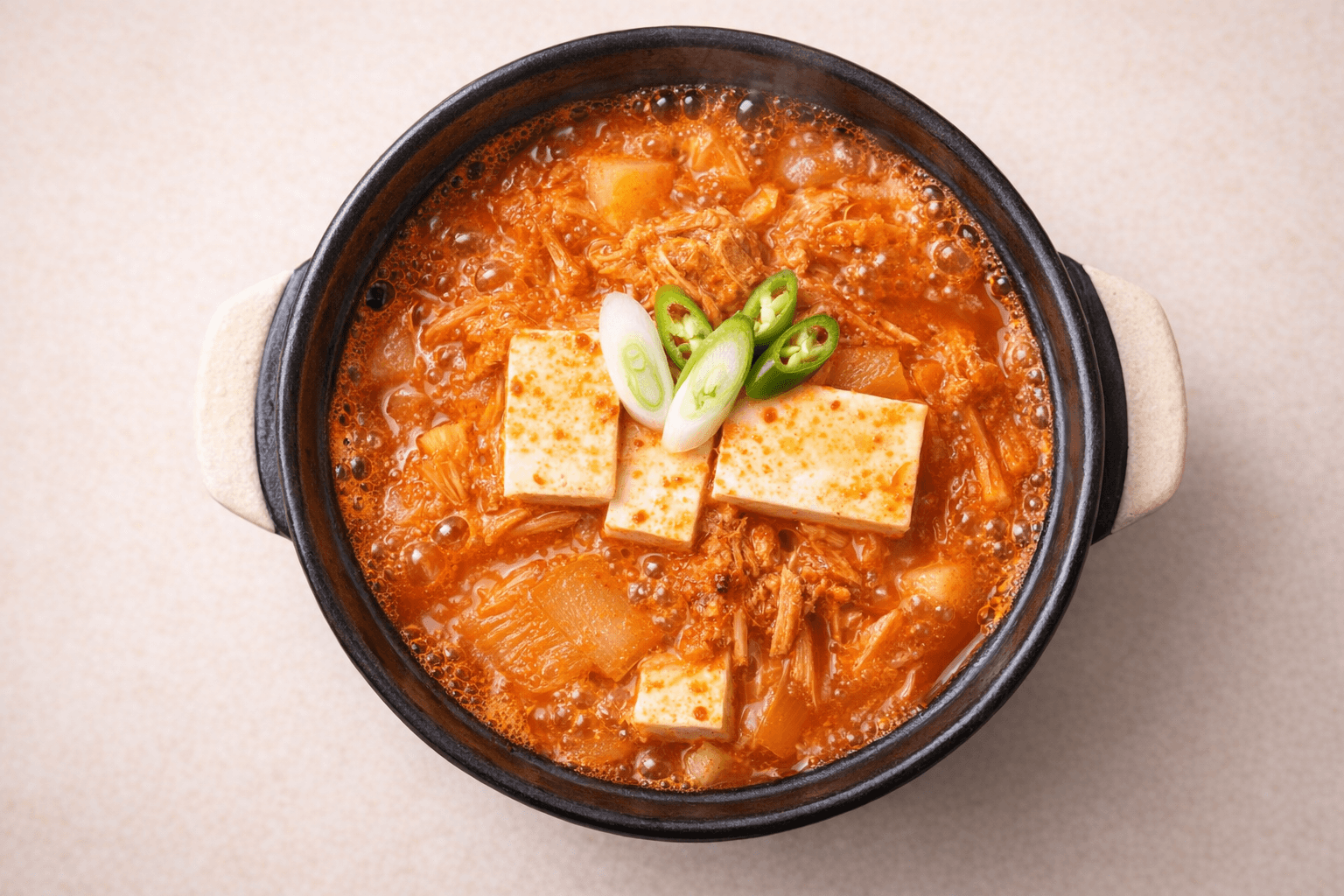 뚝배기에 담긴 참치김치찌개