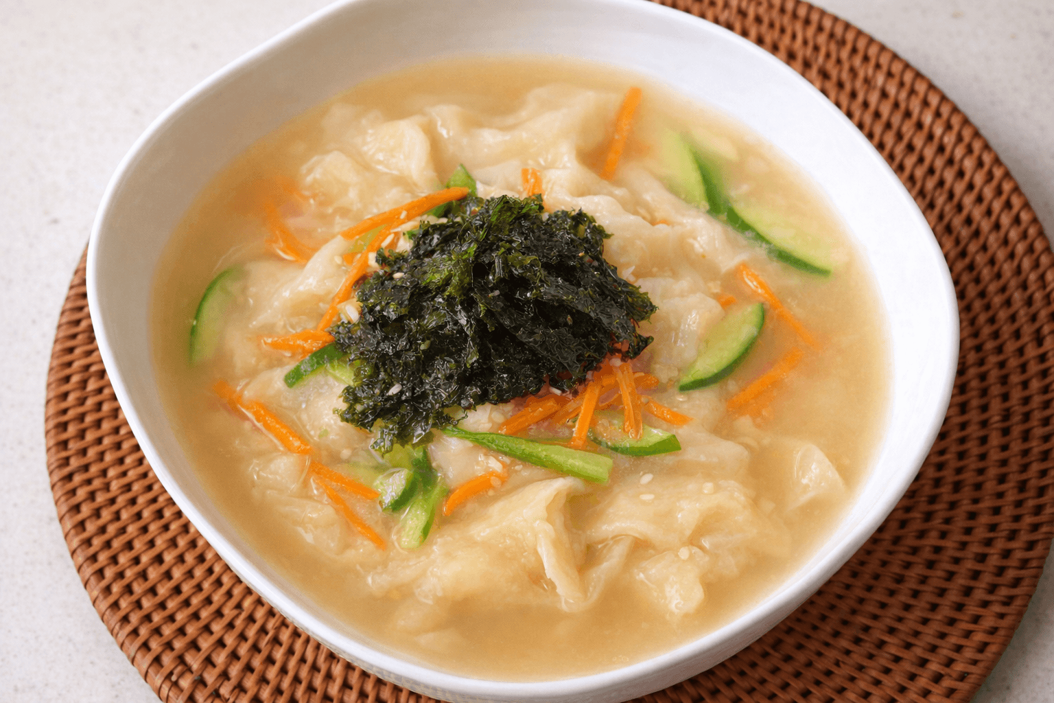 따뜻한 수제비 한 그릇