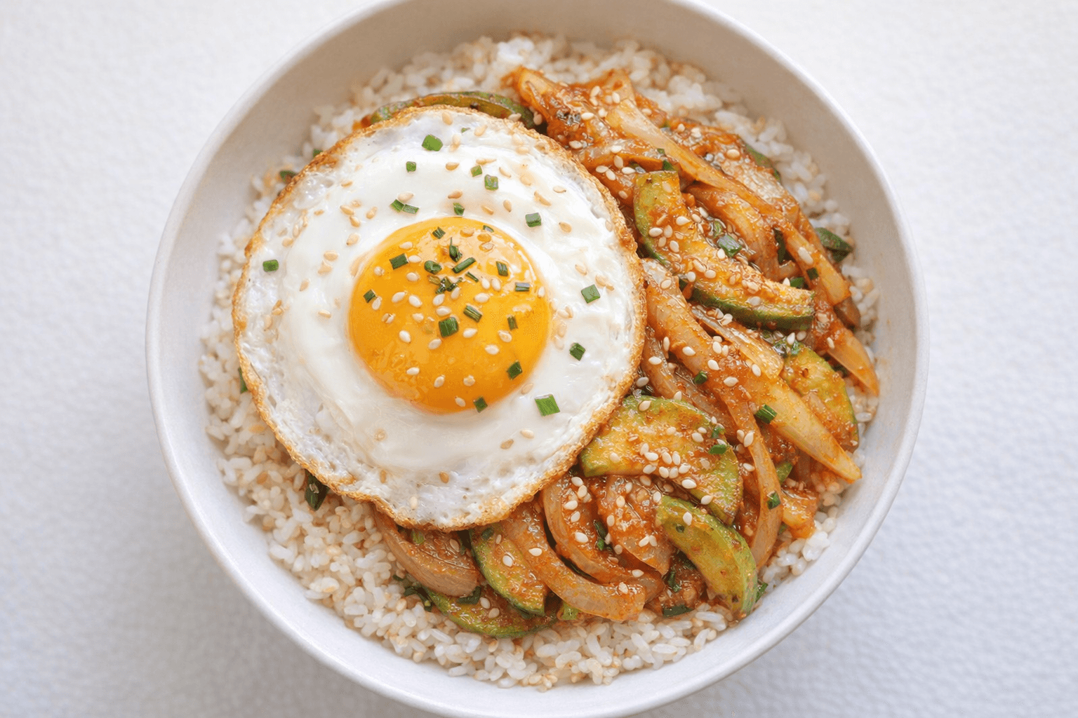 매콤달콤 애호박 덮밥과 반숙 달걀 프라이