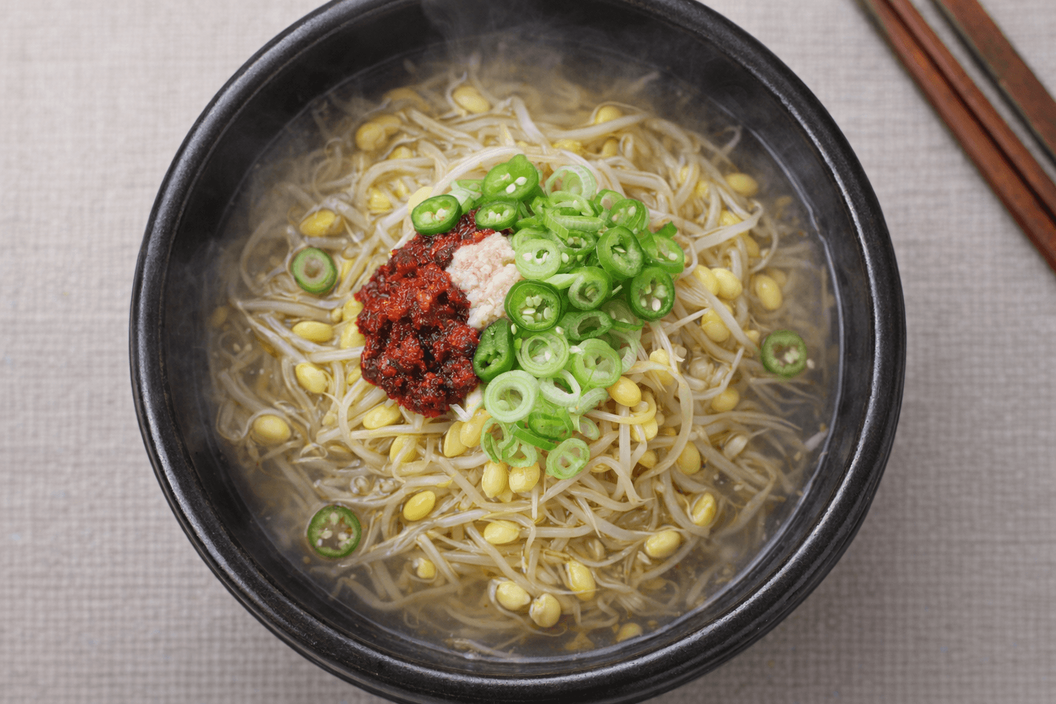 뚝배기에 담긴 얼큰한 콩나물국밥