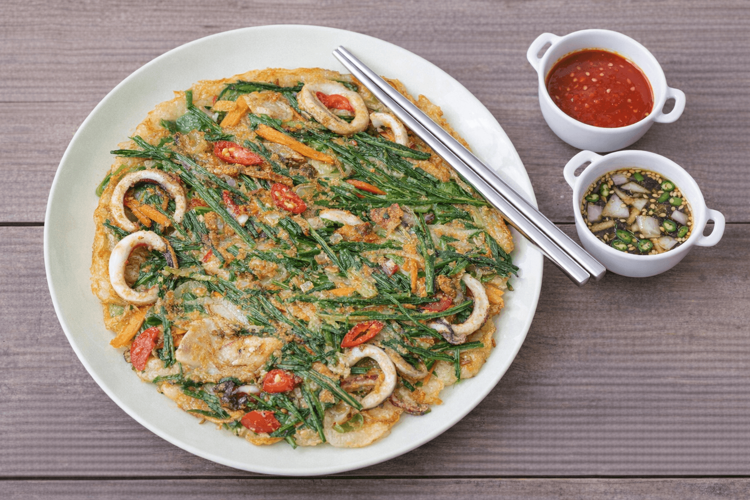 바삭한 오징어 부추전과 간장 소스