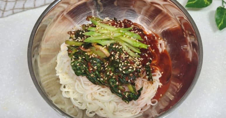 fideos bibim guksu con kimchi de rábano joven: receta casera detallada