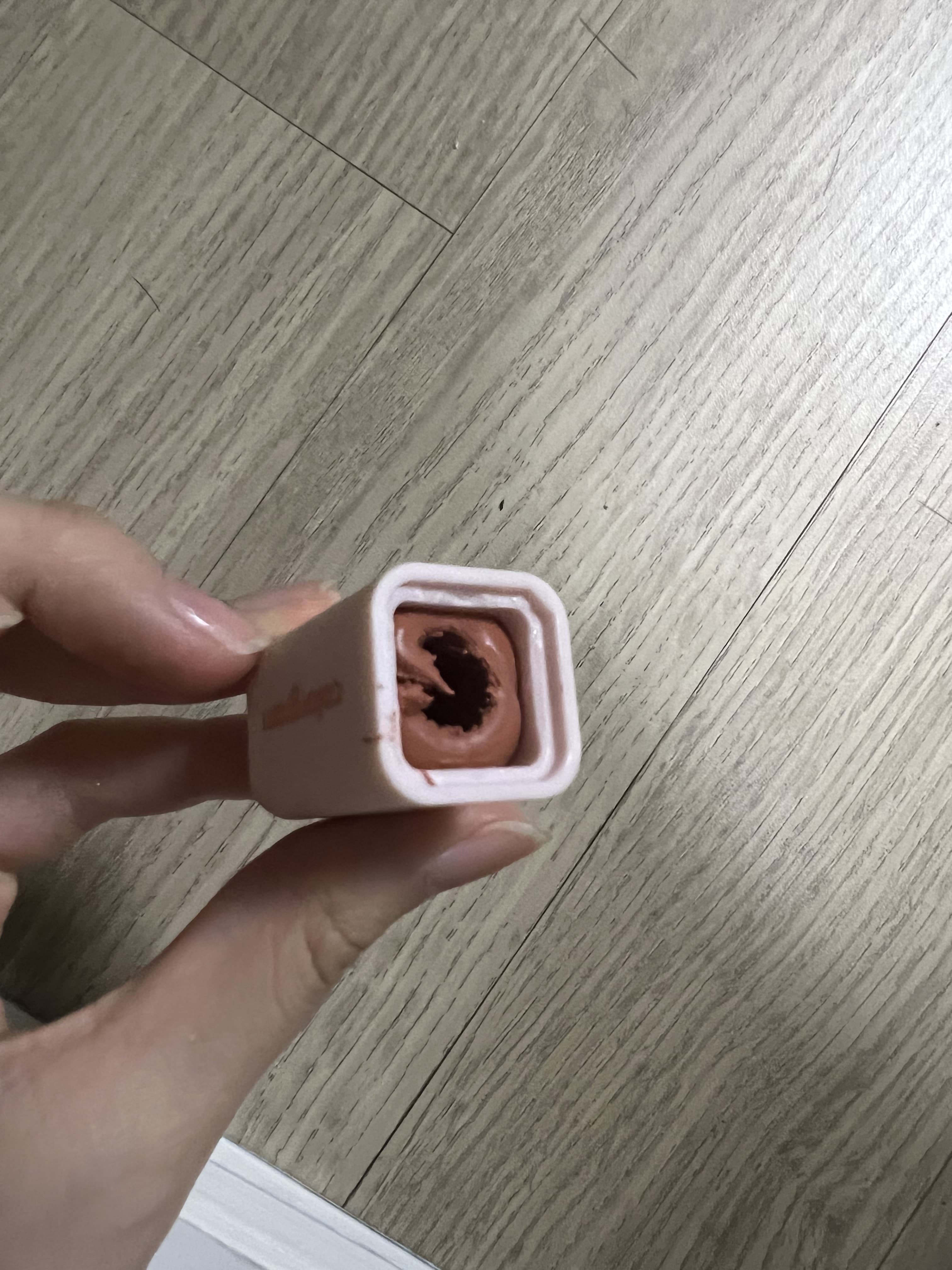 매장에 많이 남아 있던 색조 제품을 본 순간